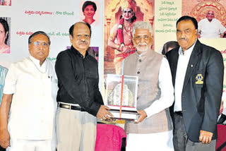 NTR CENTENARY SILVER CROWN FILM AWARD  FILM AWARD goes to RAMOJI RAO  RAMOJI RAO news  ರಾಮೋಜಿಗೆ NTR ಸೆಂಚೂರಿ ಅವಾರ್ಡ್  ಈಟಿವಿಗೆ ಅತ್ಯುತ್ತಮ ಚಾನಲ್ ಪ್ರಶಸ್ತಿ  ಫಿಲ್ಮ್ ಅನಾಲಿಟಿಕಲ್ ಅಂಡ್ ಅಪ್ರಿಷಿಯೇಷನ್ ​​ಸೊಸೈಟಿ  ಪ್ರಶಸ್ತಿ ಪ್ರದಾನ ಸಮಾರಂಭ ಹೈದರಾಬಾದ್‌  ಎನ್ಟಿಆರ್ ಶತಮಾನೋತ್ಸವ ಸಿಲ್ವರ್ ಕ್ರೌನ್  ಮುಖ್ಯ ಅತಿಥಿಗಳಾಗಿ ಭಾಗವಹಿಸಿದ್ದ ಚಲನಚಿತ್ರ ನಟ  ಪ್ರಸಿದ್ಧ ರಾಮೋಜಿ ಸಮೂಹ ಕಂಪನಿ