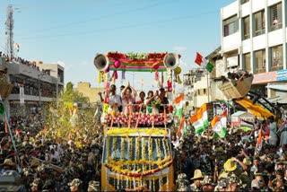 Karnataka Election  Priyanka Gandhi Road show  Priyanka Gandhi  Road show  Final Campaign of Karnataka Election  കന്നട മണ്ണില്‍ കൊട്ടിക്കലാശം  പ്രചാരണവേദികളെ ആവേശത്തിലാക്കി  പ്രിയങ്ക ഗാന്ധിയുടെ റോഡ് ഷോ  റോഡ് ഷോ  പ്രിയങ്ക ഗാന്ധി  പൊതുജനത്തിനൊപ്പം നടന്ന് രാഹുല്‍  പ്രിയങ്ക  കോൺഗ്രസ്  തെരഞ്ഞെടുപ്പ്