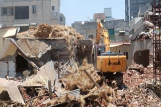 Ahmedabad News :  સરકારી જમીન પરના ગેરકાયદે દબાણો પર દાદાનું બૂલડોઝર ફરી વળ્યું, કેટલી જમીન ખુલ્લી થઇ જૂઓ