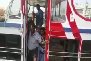 Tanur boat accident  employees attacking native  employees attacking native for questioning  employees in the boat  illegal service  അനുമതിയില്ലാത്ത സര്‍വീസ്  ചോദ്യം ചെയ്‌ത പ്രദേശവാസിയെ  പ്രദേശവാസിയെ കയ്യേറ്റം ചെയ്‌ത് ബോട്ട് ജീവനക്കാര്‍  ബോട്ട് ജീവനക്കാര്‍  ബോട്ട്  താനൂര്‍ അപകടത്തിന് മുമ്പുള്ള ദൃശ്യങ്ങള്‍  താനൂര്‍ അപകടം  താനൂര്‍  അനുമതിയില്ലാതെ സർവീസ്