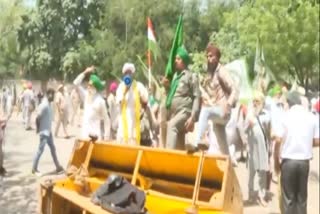 Farmers crosses barricades  Wrestler  barricades  Wrestlers Dharna  Farmers forcefully crosses Police barricades  ഗുസ്‌തി താരങ്ങള്‍  ബാരിക്കേഡുകള്‍ കടന്ന പ്രതിഷേധം  ഗുസ്‌തി താരങ്ങള്‍ക്ക് പിന്തുണയുമായി കര്‍ഷകര്‍  കര്‍ഷകര്‍ ജന്തര്‍ മന്തറില്‍