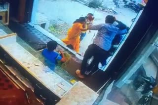 3 miscreants attempt to rob person