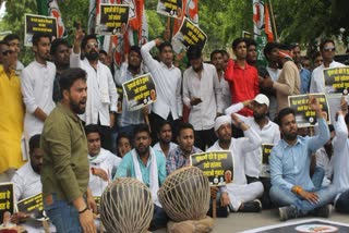 youth congress protest outside sunil soni office