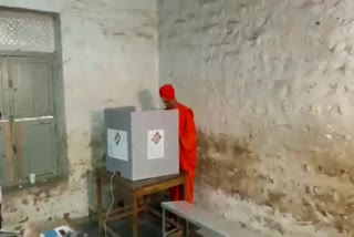 Siddalinga Swami casts his vote