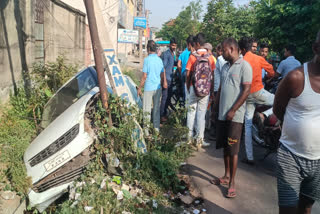 Uncontrolled car entered drain in Giridih