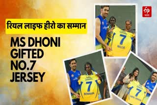 MS Dhoni gifted No.7 jersey to real life heroes Bomman and Bellie