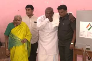 former-pm-hd-devegowda-and-his-wife-chennamma-cast-their-vote-in-hassan