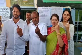 hd-kumaraswamy-and-family-casted-vote