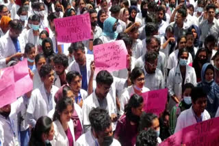 സംഘർഷാവസ്ഥ  വനിത ഡോക്‌ടറുടെ മരണം  ആരോഗ്യ പ്രവർത്തകരുടെ പ്രതിഷേധം  കൊല്ലം പരിപ്പള്ളി മെഡിക്കൽ കോളേജ്  പ്രതി സന്ദീപിന്‍റെ വൈദ്യ പരിശോധന  Health workers protest  women doctor death  Medical examination of accused Sandeep  Kollam Medical College Hospital