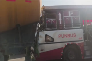 A bus hit a truck parked on the national highway, more than 15 passengers were injured
