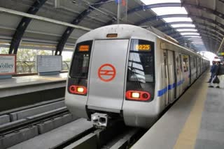 Kissing performance of couples  Delhi metro coach  മെട്രോയില്‍ കമിതാക്കളുടെ ചുംബന പ്രകടനം  കമിതാക്കളുടെ ചുംബന പ്രകടനം  സിപിആര്‍ നല്‍കുകയാണെന്ന് കമന്‍റ്  ഡിഎംആര്‍സി