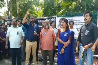 vandana murder  doctors strike  doctors strike on vandana murder  doctors strike will continue today  doctor murder  doctor vandana murder  ജോലിക്കിടെ ആശുപത്രിയില്‍ ഡോക്‌ടറുടെ കൊലപാതകം  ഡോക്‌ടർമാരുടെ സമരം  ഡോക്‌ടർ വന്ദനയുടെ കൊലപാതകം  ഡോക്‌ടർ വന്ദന പൊതുദർശനം  കൊട്ടാരക്കരയിൽ ഡോക്‌ടറുടെ കൊലപാതകം  ഡോക്‌ടറുടെ കൊലപാതകം  ഡോക്‌ടർ വന്ദന കൊലപാതകം