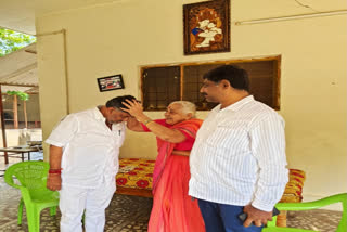 Congress leader DK Shivakumar seeking blessings from his mother