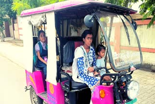 international-mothers-day-2023-kajalben-from-rajkot-drives-e-rickshaw-to-support-three-children