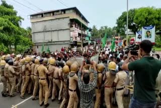 Thanur Boat accident  Youth League protest  Minister V Abdurahiman  Minister V Abdurahiman office  Boat accident  Muslim Youth League  താനൂർ ബോട്ടപകടം  മന്ത്രി വി അബ്‌ദുറഹ്മാന്‍റെ ഓഫിസിലേക്ക്  യൂത്ത് ലീഗ് മാര്‍ച്ച്  പൊലീസ് തടഞ്ഞതോടെ സംഘര്‍ഷം  താനൂര്‍  പ്രതിഷേധം കടുപ്പിച്ച് യൂത്ത് ലീഗ്  യൂത്ത് ലീഗ്  ബോട്ടുടമ താനൂർ സ്വദേശി  ബോട്ടുടമ  താനൂർ തൂവല്‍ തീരത്ത്  വിനോദ സഞ്ചാര ബോട്ട്  വിനോദ സഞ്ചാര ബോട്ട് മറിഞ്ഞ്