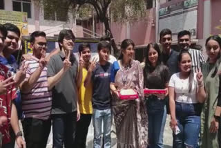 CBSE Results:  Among the 12th results, Kasvi Agarwal topped the district