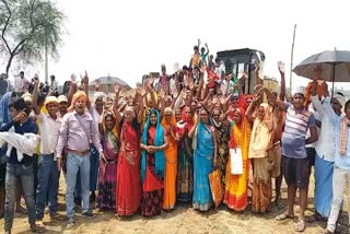 पटना में मुआवजे की मांग को लेकर ग्रामीणों का विरोध