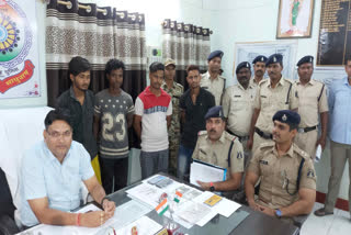 Arrest of accused who looted lakhs