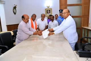 Basavaraj Bommai submits resignation  Basavaraj Bommai  Basavaraj Bommai submits resignation to Governor  കര്‍ണാടക തെരഞ്ഞെടുപ്പ്  തെരഞ്ഞെടുപ്പ് പരാജയം  ബസവരാജ് ബൊമ്മൈ  ബൊമ്മൈ