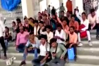 जयप्रकाश विश्वविद्यालय में छात्र और छात्राओं का विरोध