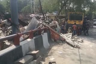 pwd bulldozers runs in slum of dhaulakuan