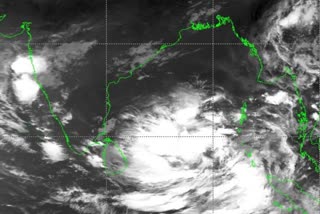 weather updates Kerala  rain in Kerala due to Mocha cyclone  തീരം തൊടാനൊരുങ്ങി മോക്ക ചുഴലിക്കാറ്റ്  മോക്ക ചുഴലിക്കാറ്റ്  മോക്ക  കേരളത്തില്‍ ഒറ്റപ്പെട്ട ഇടങ്ങളില്‍ മഴ  ഇടിമിന്നലിന് സാധ്യത  Mocha cyclone