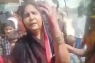 जौनपुर में पुलिस ने महिलाओं पर भांजी लाठियां.