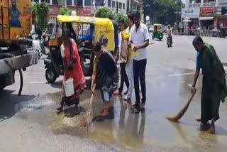 congress-workers-cleaned-road-where-modi-does-road-show