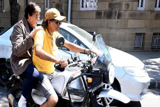 Amitabh Bachchan takes bike ride with stranger to avoid traffic jams