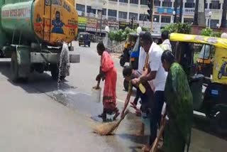 congress-workers-washed-path-of-modi-road-show-in-karnataka