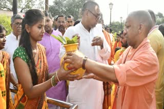 गोरखपुर में सीएम योगी आदित्यनाथ ने सुनीं लोगों की समस्याएं.