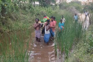 சுடுகாட்டிற்கு செல்ல பாதை இல்லாததால் இடுப்பளவு நீரில் உடல்களை தூக்கி செல்லும் அவலம்; ஊராட்சி நிர்வாகம் அலட்சியம்