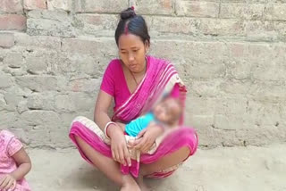 Father Carries Child Body in Kaliaganj ETV BHARAT