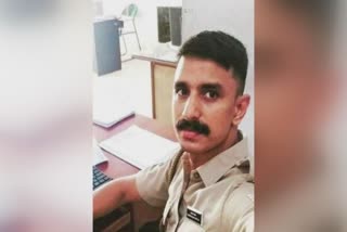 police officer attacked in pampady kottayam  police officer attacked in pampady  pampady kottayam police  policeman attacked  accused attacked policeman  പൊലീസിന് നേരെ പ്രതിയുടെ ആക്രമണം  പൊലീസുകാരന് പരിക്ക്  പൊലീസുകാരന് മർദനം  പൊലീസുകാരന് നേരെ പ്രതിയുടെ ആക്രമണം  പൊലീസുകാരന്‍റെ മൂക്ക് തകർത്തു  മൂക്ക് തകർത്തു  പൊലീസുകാരനെ അടിച്ചു  പാമ്പാടി പൊലീസ് സ്റ്റേഷൻ  പൊലീസനെ പ്രതി ആക്രമിച്ചു