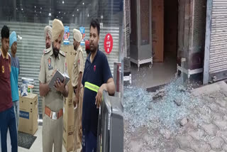 Barnala's electronics shop was robbed, the shutters of the showroom were broken and the incident was carried out.