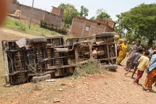 High speed pickup overturned in Kawardha