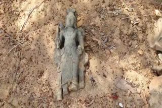 Idol of Parthasarathy  river beds  Idol of Parthasarathy found from river  പുഴ വറ്റിയപ്പോൾ തെളിഞ്ഞത്  നൂറ്റാണ്ടുകൾ പഴക്കമുള്ള പാര്‍ത്ഥസാരഥി വിഗ്രഹം  പാര്‍ത്ഥസാരഥി വിഗ്രഹം  ചുരുള്‍ തേടിയെത്തി ചരിത്രഗവേഷകര്‍  ചരിത്രഗവേഷകര്‍  കാസർകോട്