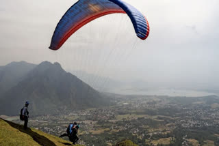 Tourists from all over the country are enjoying paggliding in Srinagar