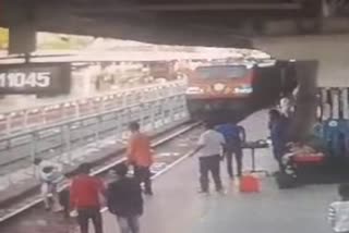 katni railway station youth faint on track