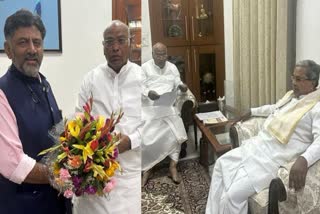 Congress Karnataka CM imbroglio  Karnataka CM Decision  Shivakumar Siddaramaiah meet Kharge  ഖാര്‍ഗെയെ കണ്ട് സിദ്ധരാമയ്യയും ഡികെയും