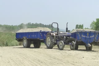 Overloaded trolleys coming out of the government ditch Hoshiarpur