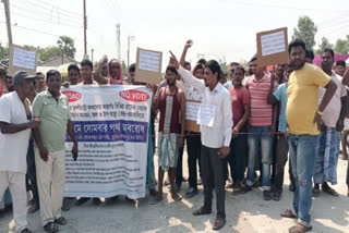 خستہ حال سڑک اور پینے کے پانی کی قلت کے خلاف قومی شاہراہ کی ناکہ بندی
