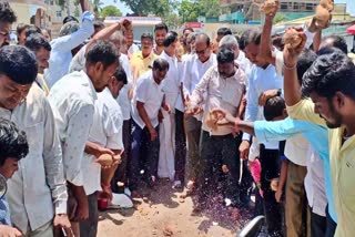 ಈಡುಗಾಯಿ ಹೊಡೆದ ಹರಕೆ ತೀರಿಸಿದ ಕಾಂಗ್ರೆಸ್​ ಕಾರ್ಯಕರ್ತರು