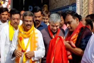 Union minister offer prayers at shreemandir