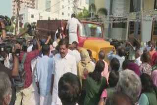 protest lead by Thrikkakara municipal chairperson  Thrikkakara municipal chairperson  Kochi Corporation garbage van  Kochi Corporation  തൃക്കാക്കര നഗരസഭ  കൊച്ചി കോര്‍പറേഷന്‍റെ മലിന്യവണ്ടി