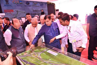 Union Minister Nitin Gadkari  inspecting the blueprint of the project