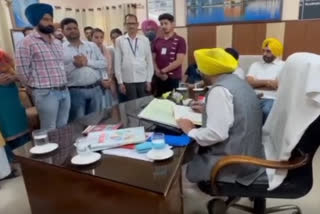 Cabinet Minister Harbhajan Singh ETO raided the Electricity Board office of Gurdaspur