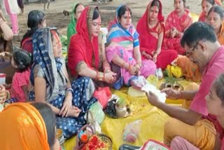 पटना में वट सावित्री व्रत करती महिलाएं