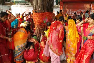 पटना में वट सावित्री पूजा कर रही महिलाएं
