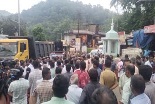 Erumely wild buffalo attack  wild buffalo attack  Erumely wild buffalo attack Natives protest  Natives protest  Natives block the road transportation  two dies in wild buffalo attack in Kottayam  two dies in wild buffalo attack  കാട്ടുപോത്തിന്‍റെ അക്രമണത്തിൽ  രണ്ടുപേർ കൊല്ലപ്പെട്ട സംഭവം  ക്ഷുഭിതരായ നാട്ടുകാർ വാഹനങ്ങൾ തടഞ്ഞു  പ്രദേശത്ത് സംഘർഷാവസ്ഥ  എരുമേലി  കോട്ടയം  കണമലയിൽ പ്രതിഷേധം  കണമല  ആന്‍റോ ആന്‍റണി എംപി